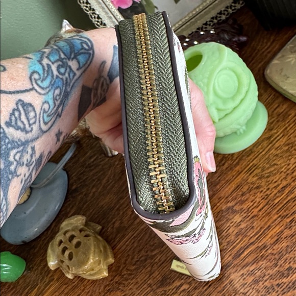 NWOT kate spade Cream Floral Zip-Around Wallet with Pink & Green Accents - Picture 7 of 7